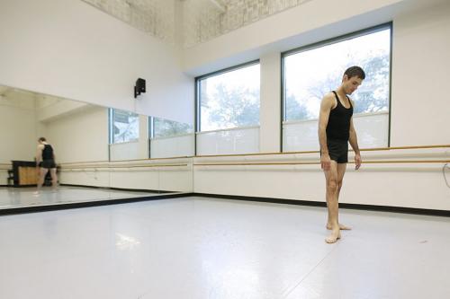 October 11, 2012 - 121011  -  Ian Mozdzen warms up prior to a contemporary dance class at the School of Contemporary Dance Thursday October 11, 2012.  John Woods / Winnipeg Free Press  For Our Winnipeg