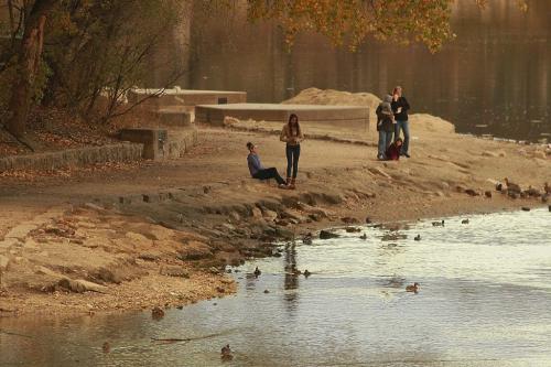 October 14, 2012 - 121014  -  People walk along the river trail at the junction of the Red and Assiniboine Rivers Sunday October 14, 2012. The locks at Lockport will be operator resulting in lower water levels south of Lockport. John Woods / Winnipeg Free Press
