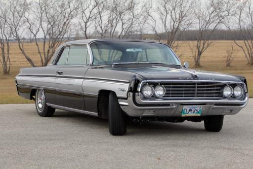 CLASSIC CAR - Don Scharf's 1962 Olds Starfire . October 16, 2012  BORIS MINKEVICH / WINNIPEG FREE PRESS