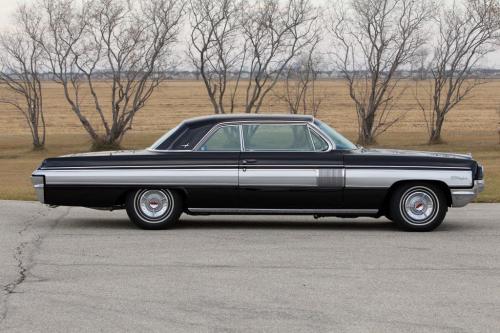 CLASSIC CAR - Don Scharf's 1962 Olds Starfire . October 16, 2012  BORIS MINKEVICH / WINNIPEG FREE PRESS