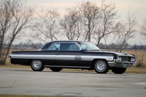 CLASSIC CAR - Don Scharf's 1962 Olds Starfire . October 16, 2012  BORIS MINKEVICH / WINNIPEG FREE PRESS