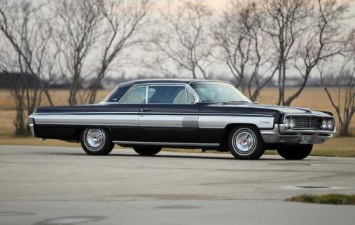 CLASSIC CAR - Don Scharf's 1962 Olds Starfire . October 16, 2012  BORIS MINKEVICH / WINNIPEG FREE PRESS