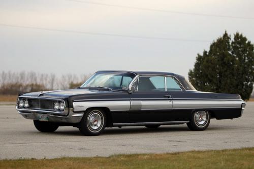 CLASSIC CAR - Don Scharf's 1962 Olds Starfire . October 16, 2012  BORIS MINKEVICH / WINNIPEG FREE PRESS