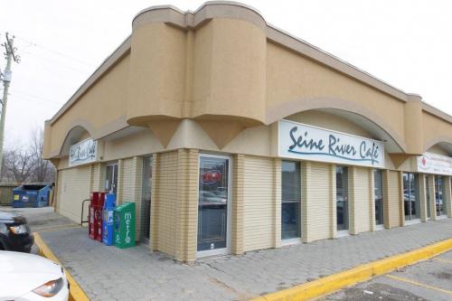 The Seine River Cafe. Sanderson story.  Exterior photo of the restaurant. October 29, 2012  BORIS MINKEVICH / WINNIPEG FREE PRESS