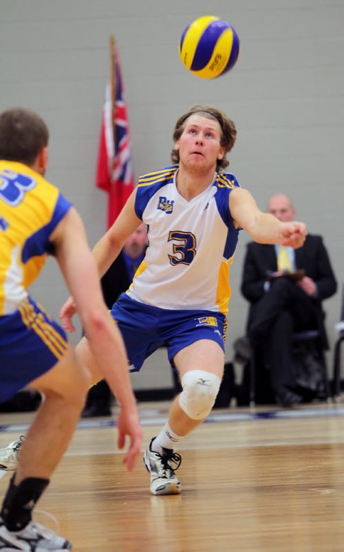 Brandon Sun 10112012 Garrett Popplestone #3 of the Brandon University Bobcats lunges for the ball during university men's volleyball action against the University of Manitoba Bisons at the BU Healthy Living Centre on Saturday evening. (Tim Smith/Brandon Sun)