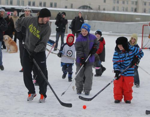 Mike Richards, in photo with kids) and Andrew Ladd had a street hockey game on the top level of the Forks parkade today at 4 p.m.  November 13, 2012  BORIS MINKEVICH / WINNIPEG FREE PRESS