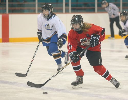 Brandon Sun Mar-Dee Rebels' Cassie Bartley moves the puck over the Regina Capitals' blue-line during Friday's peewee tournament match-up at the Kinsmen Arena. (Bruce Bumstead/Brandon Sun)