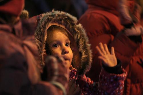 Crowds of wide eyed children gather with thier famiilies  along Portage Ave. Saturday evening during the annual Santa Claus Parade. Two year old Brooklyn Flett  waves to the floats as they go by Saturday evening during parade. Nov 17 ,  2012 (Ruth Bonneville/Winnipeg Free Press)
