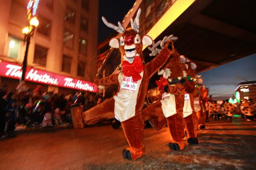 Hundreds gather along Portage Ave. to watch the many floats, clowns, elves and even Rudolf as they make their way down Portage Ave. during the annual Santa Claus Parade Saturday evening. Nov 17 ,  2012 (Ruth Bonneville/Winnipeg Free Press)