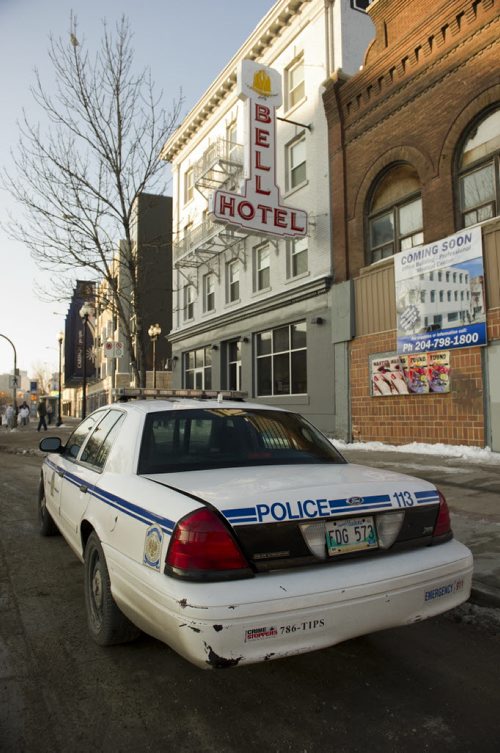 121118 Winnipeg - A Winnipeg Police car outside of the Bell Hotel Sunday morning. Two women and a man were stabbed late Saturday night in a suite in the hotel. DAVID LIPNOWSKI / WINNIPEG FREE PRESS