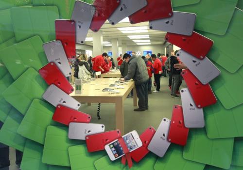 Shoppers in the Apple Store in the Polo Park Shopping Centre Friday morning during the Black Friday shopping sale.  Alex Paul story (WAYNE GLOWACKI/WINNIPEG FREE PRESS) Winnipeg Free Press  Nov. 23   2012