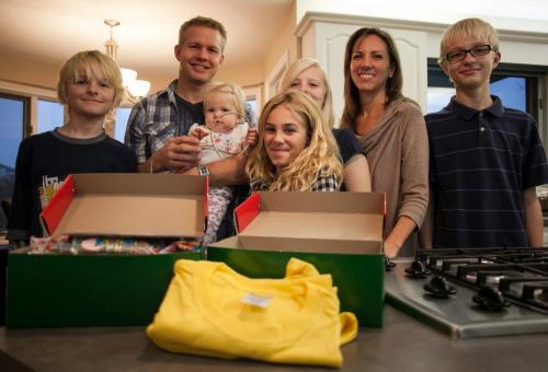 The Alby family prepared their Operation Christmas Child shoebox in October for a child in need to receive over the holidays. From left, Gavin, Ryan, Alayah, Deborah, Hailey and Canaan (Melissa Tait / Winnipeg Free Press)