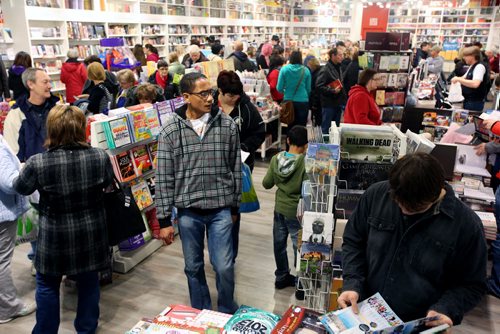 Brandon Sun 24112012 Shoppers fill Coles Bookstore looking for christmas gifts and deals during the Holiday Magic Charitable Night of Shopping at the Shoppers Mall in Brandon on Saturday evening. (Tim Smith/Brandon Sun)