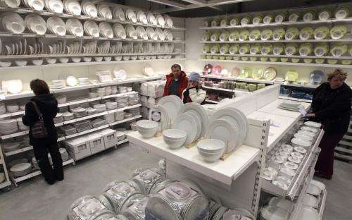 Customers browse the dishware display area shortly after the grand opening of Winnipeg's IKEA Wednesday morning. 121128 - Wednesday, November 28, 2012 -  (MIKE DEAL / WINNIPEG FREE PRESS)
