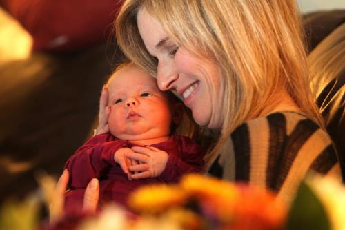 Photo of curler, Jennifer Jones and her 2 week old baby, Isabella. Nov  28, 2012, Ruth Bonneville  (Ruth Bonneville /  Winnipeg Free Press)