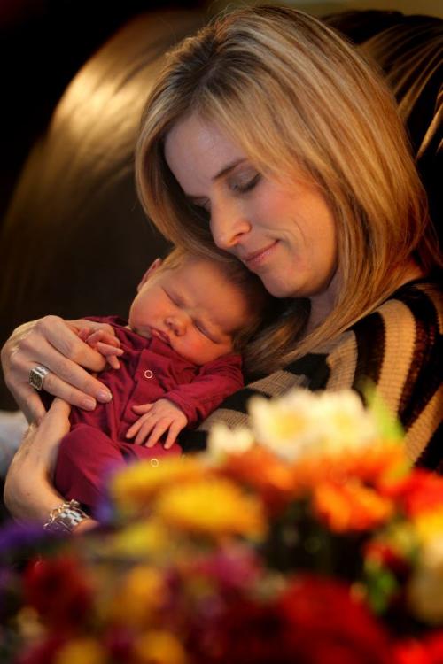 Photo of curler, Jennifer Jones and her 2 week old baby, Isabella. Nov  28, 2012, Ruth Bonneville  (Ruth Bonneville /  Winnipeg Free Press)