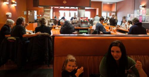 Ella Wutzke with her aunt Vanessa sit in a booth near at Kelekis Restaurant. The Winnipeg institution will close at the end of January, when owner Mary Kelekis, 88, retires. (Melissa Tait / WInnipeg Free Press)