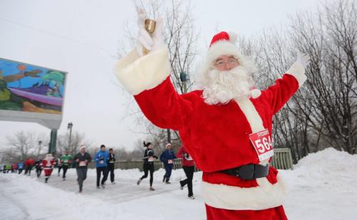 Santa Claus runs the 5km Santa Shuffle at The Forks, Saturday, December 1, 2012. Proceeds from the run went to the Salvation Army. (TREVOR HAGAN/WINNIPEG FREE PRESS)