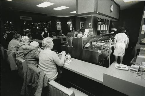 Interior shot of C. Kelekis Restaurant and its patrons. Photo taken Jan. 9, 1989. (Wayne Glowacki / Winnipeg Free Press)