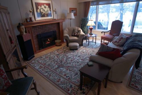 Living room-2478 Assiniboine Cresent in St James- See Todd Lewys story- Dec 03, 2012   (JOE BRYKSA / WINNIPEG FREE PRESS)
