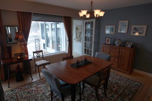 Dinning room- Assiniboine Cresent in St James- See Todd Lewys story- Dec 03, 2012   (JOE BRYKSA / WINNIPEG FREE PRESS)