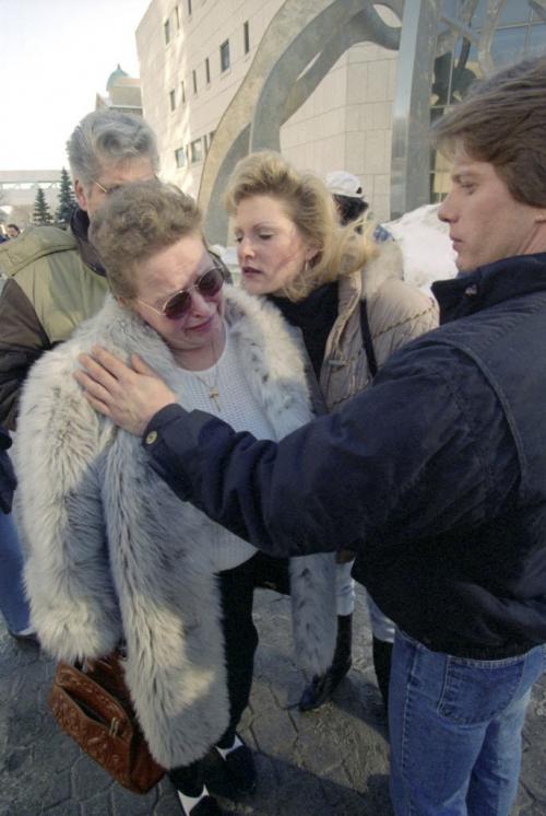 Winnipeg - Verdict given at Stewner trial at the Law Courts building - After trial, Kelly Stewner's mother Alice Cardinal (L) breaks down, gets kiss from Kelly's sister Debra Deb Peary (C) and comfort from Kelly's brother Gord Gordon Peary (R). Kelly Stewner was beaten to death by her husband Bruce Douglas Stewner on May 6 1994. Kevin Rollason story. February 22 1995. JEFF DE BOOY / WINNIPEG FREE PRESS