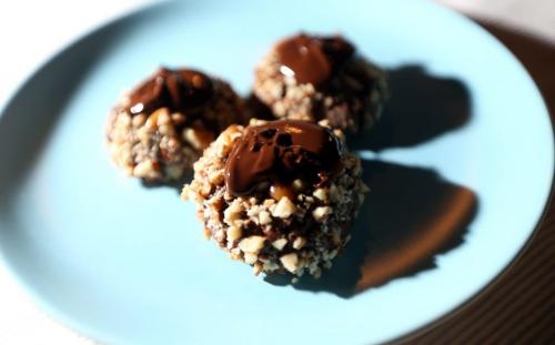 Choco-Caramel Delights. Cookies. Wednesday, December 5, 2012. (TREVOR HAGAN/WINNIPEG FREE PRESS) alison gillmor. Recipe swap.