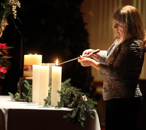 Brandon Sun Carol Pochynok lights a candle in remembrance of her husband during the Brockie Donovan "Tree of Memories" memorial service, Thursday evening at Central United Church. The evening of fellowship and remembrance, the 15th annual, is to assist those who've had family members and loved ones pass away.  (Colin Corneau/Brandon Sun)