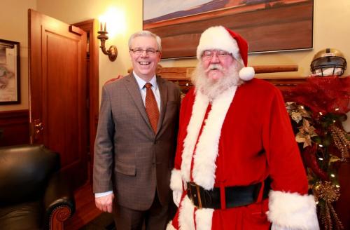 Santa and his elves make a visit to Premier Greg Selinger's office   during the annual open house of the Manitoba  legislature Saturday afternoon.   Standup weather photo. Dec 08, 2012, Ruth Bonneville  (Ruth Bonneville /  Winnipeg Free Press)