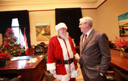 Santa and his elves make a visit to Premier Greg Selinger's office   during the annual open house of the Manitoba  legislature Saturday afternoon.   Standup weather photo. Dec 08, 2012, Ruth Bonneville  (Ruth Bonneville /  Winnipeg Free Press)