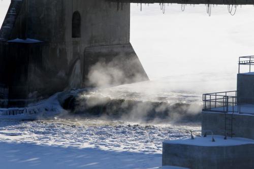 The driver of a truck is alive after he drove his truck into open water at Lockport locks early Tuesday morning.   Dec 11, 2012, Ruth Bonneville  (Ruth Bonneville /  Winnipeg Free Press)