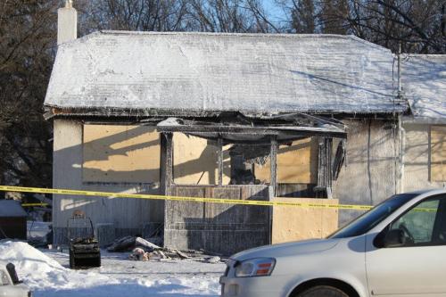 A house fire at 322 Taylor Ave. in Selkirk Manitoba. See story. Dec 11, 2012, Ruth Bonneville  (Ruth Bonneville /  Winnipeg Free Press)
