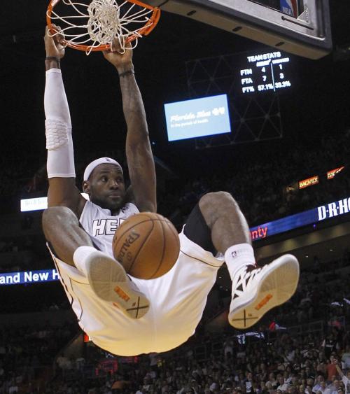 Miami Heat's LeBron James dunks against the Washington Wizards in the first half of their NBA basketball game in Miami, Florida December 15, 2012. REUTERS/Andrew Innerarity (UNITED STATES - Tags: SPORT BASKETBALL)