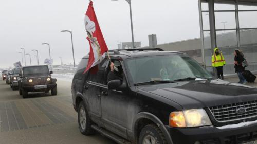 Protesters drove slowly in a circuit around the James Armstrong Richardson International Airport terminal some honking their horns between 9 a.m. and 11 a.m. Friday morning to raise awareness of issues facing First Nations communities. This action is not part of the official Idle No More movement but is being held in a show of support for it.(WAYNE GLOWACKI/WINNIPEG FREE PRESS) Winnipeg Free Press  Dec.21   2012