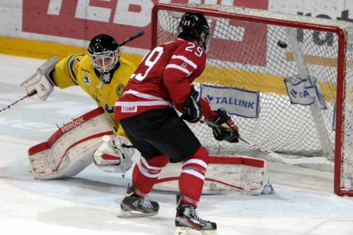 Canada's Nathan Mackinnon (R) scores past Sweden's goalie Joel Lassinantti during the U20 Premiere World Championship ice hockey match in Helsinki December 22, 2012. REUTERS/Jussi Nukari/Lehtikuva (FINLAND - Tags: SPORT ICE HOCKEY) THIS IMAGE HAS BEEN SUPPLIED BY A THIRD PARTY. IT IS DISTRIBUTED, EXACTLY AS RECEIVED BY REUTERS, AS A SERVICE TO CLIENTS. NO THIRD PARTY SALES. NOT FOR USE BY REUTERS THIRD PARTY DISTRIBUTORS. FINLAND OUT. NO COMMERCIAL OR EDITORIAL SALES IN FINLAND
