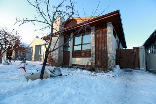 A house fire caused extensive damage to the interior of this home at 49 Ridgewood Ave. in Fort Richmond over Christmas. See story. Dec 26, 2012, Ruth Bonneville  (Ruth Bonneville /  Winnipeg Free Press)