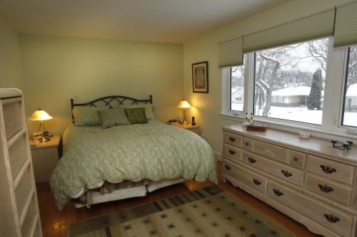 Homes. Master bedroom in 539 Waverley Street in River Heights. The realtor  is Laura Ross Todd Lewys story (WAYNE GLOWACKI/WINNIPEG FREE PRESS) Winnipeg Free Press  Dec.28   2012