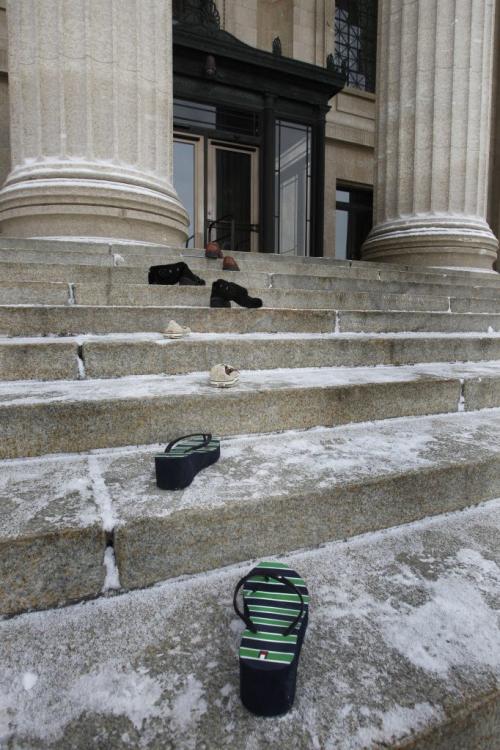 Members of  a Manitoba women's organization called  UNPAC placed 4 pairs of footwear and a note on the steps of Legislative Bld. Friday. Different community activists have been leaving shoes every day at noon on the steps of the legislature building to raise awareness about homelessness and poverty in Manitoba. Is part of a larger Make Poverty History campaign to get the provincial government to raise rental allowance for people on employment assistance. Sarah  Petz story  (WAYNE GLOWACKI/WINNIPEG FREE PRESS) Winnipeg Free Press  Dec.28   2012