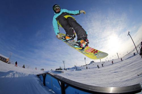 Hunter Schur, 15, a snowboarder, riding at Springhill, Saturday, December 29, 2012. (TREVOR HAGAN/WINNIPEG FREE PRESS)