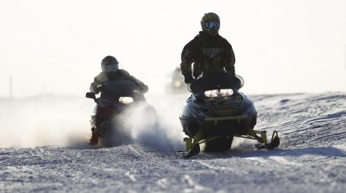 Snowmobilers depart from the 59er on Highway 59, Saturday, December 29, 2012. (TREVOR HAGAN/WINNIPEG FREE PRESS)