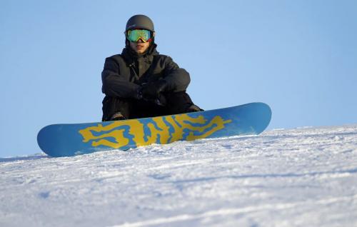A snowboarder sits at Springhill, Saturday, December 29, 2012. (TREVOR HAGAN/WINNIPEG FREE PRESS)