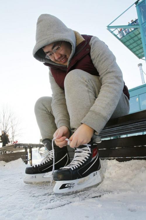 December 29, 2012 - 121229 - Naidi Wang skates at the Forks Saturday December 29, 2012. Naidi Wang talked about his resolutions. John Woods / Winnipeg Free Press
