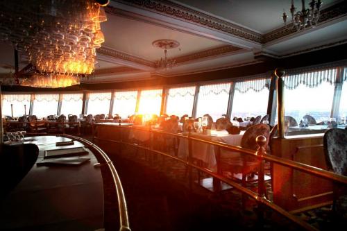 View of  revolving restaurant atop  Fort Garry  Place which is being re-opened in the fall.  See Sinclair story. Jan 03, 2013, Ruth Bonneville  (Ruth Bonneville /  Winnipeg Free Press)