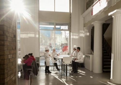 Students in the Annex area of the main floor, outside the Culinary Exchange restaurant. Red River' College's new Paterson Global Foods Institute will officially open in February but classes have already started.  (Melissa Tait / WInnipeg Free Press)