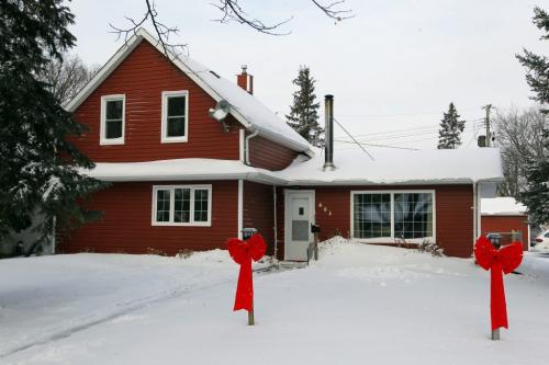 RESALE HOME - 601 Silverstone Avenue in Fort Richmond. Contact is realtor Wendy Fyfe cell # 955.8455 January 14, 2013  BORIS MINKEVICH / WINNIPEG FREE PRESS