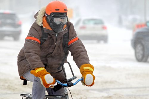 A cyclist wearing googles makes their way north down Memorial Blvd. against a nasty winter wind on one of the coldest day's in Winnipeg Saturday morning. Standup photo. Jan 19, 2013, Ruth Bonneville  (Ruth Bonneville /  Winnipeg Free Press)