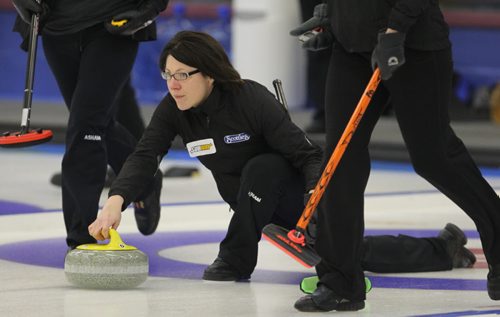 Brandon Sun Liza Parks delivers a shot during her draw against Kristen Phillips during the finals of the Brandon Ladies Bonspiel at the Brandon Curling Club on Sunday afternoon. (Bruce Bumstead/Brandon Sun)