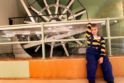 The long standing iconic restaurant on the 6th floor of The Bay downtown The Paddlewheel Restaurant  will be serving up its last meals on Thursday.  Five year old Lucien Guertin sits on the rail next to the paddlewheel while waiting for his grandmother to finish lunch Thursday. See Randy Turner's story. Jan 23, 2013, Ruth Bonneville  (Ruth Bonneville /  Winnipeg Free Press)