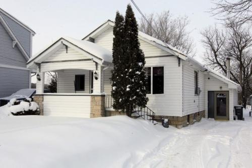 HOMES- RESALE HOMES- 692 Kildonan Drive. Feburary, 4 2013  BORIS MINKEVICH / WINNIPEG FREE PRESS