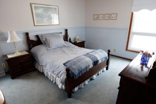 52 Galinee Bay in Westwood -  master bedroom  - Todd Lewys Resale Homes - KEN GIGLIOTTI / Mar. 4 2013 / WINNIPEG FREE PRESS